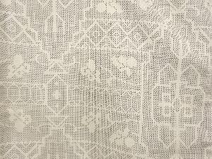 アンティーク　幾何学に抽象花模様織り出し本場白大島紬着物(5マルキ)